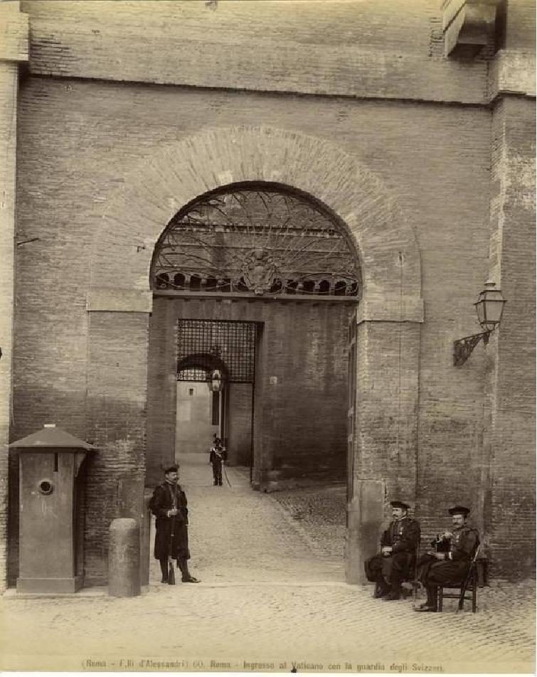 گارد محافظ در حال نگهبانی از ورودی "واتیکان" ایتالیا؛ واتیکان؛ حدود 1880