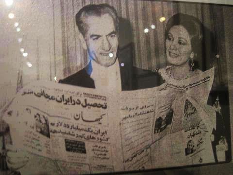 شاه در حال خواندن روزنامه کیهان/ عکس