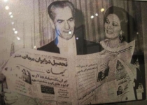 شاه در حال خواندن روزنامه کیهان/ عکس