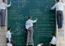 عکسی از دانشمندان ناسا در حال حل معادلات پیچیده فیزیک