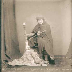زن فرنگی در لباس قاجار