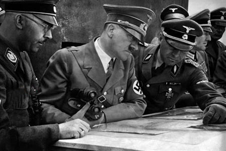هیتلر و فرماندهانش در تدارک حمله ای دیگر