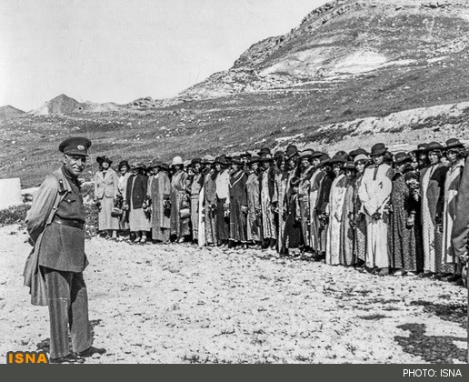 عکس تاریخی رضا پهلوی در جمع زنان لر پس از کشف حجاب