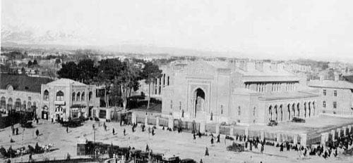 نمای بانک شاهی در میدان توپخانه