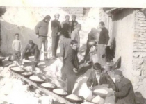 عکس/مراسم پخت غــذای نذری در ماه محرم دهه ٤٠ خورشیدی