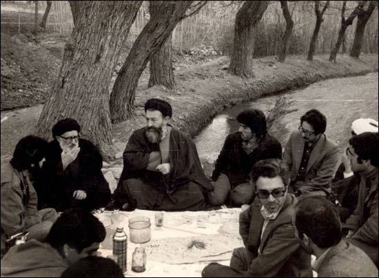 عکس/ بنی صدر درکنار آیت‌الله طالقانی و شهید بهشتی