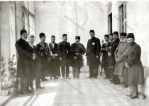مخبرالسلطنه والی آذربایجان در جمع برخی اطرافیان