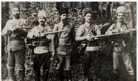 یپرم خان ارمنی و چند تن از مشروطه خواهان مسلح