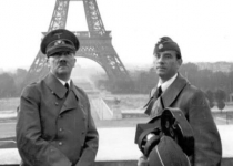 عکس یادگاری هیتلر با برج ایفل