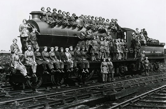 عکس/راه آهن انگلیس در اختیار زنان