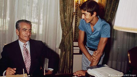 رضا پهلوی در اتاق کار پدرش. تاریخ ۱۹۷۶.