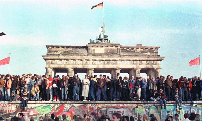 شهروندان برلین غربی پس از بازگشایی دروازه براندنبورگ