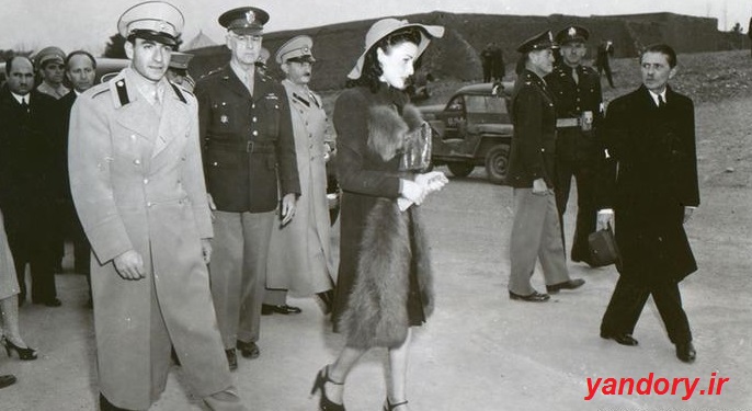 بازدید محمد‌رضا شاه و فوزیه همسر اول او از پایگاه نظامی آمریکائیان در ایران