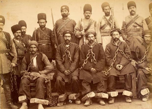 عکس/زندانیان قاجار در کنار زندانبانان