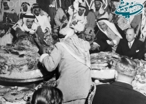 عکس/پادشاه عربستان در حال خوردن یک شتر