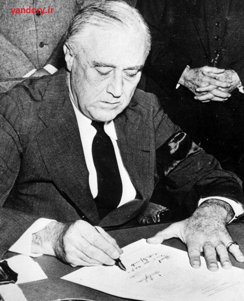 سال ۱۹۴۱ – فرانکلین روزولت در حال امضای بیانیه جنگ علیه ژاپن