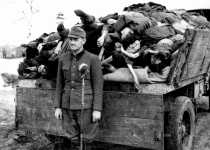 افسر نازی در کنار کامیونی از اجساد قربانبان اردوگاه کار اجباری در بلزن. 1945