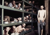 زندانیان اردوگاه مرگ در "بوخنوالد" در جریان جنگ جهانی دوم. 1945