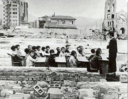 عکس/کلاس درس بعد از بمباران اتمی
