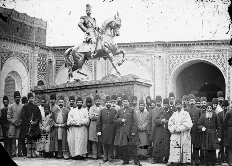 عکس/ناصرالدین‌شاه و اولین مجسمه تهران