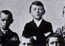 آدولف هیتلر در سال 1900 در دوره مدرسه ابتدایی.