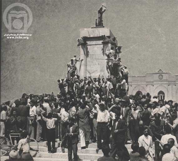 نصب عکس محمدرضا پهلوی توسط عاملان کودتا