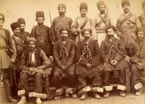 زندانیان قاجار در کنار زندانبانان/عکس