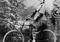 اولین زن دوچرخه‎سوار زمان قاجار/عکس