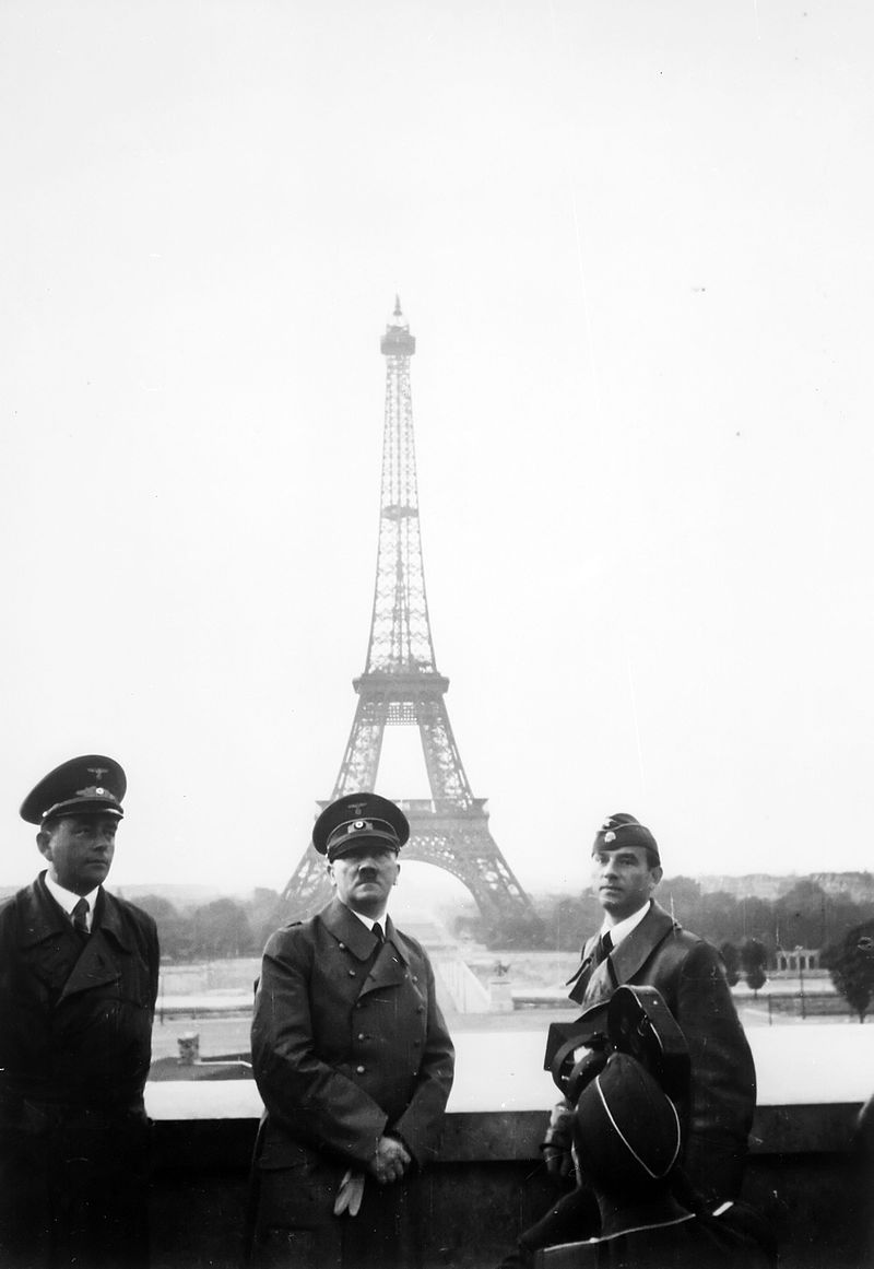 عکس یادگاری هیتلر در کنار برج ایفل