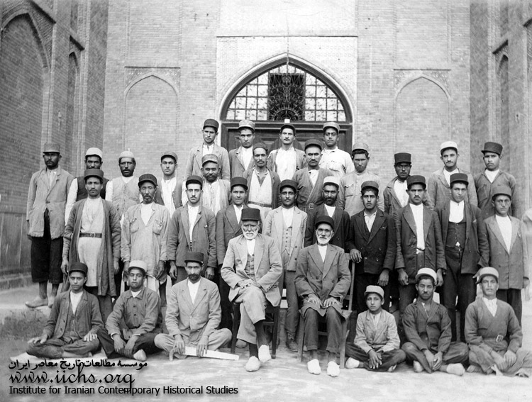جمعی از کارگران یک کارخانه نجاری در اوایل حکومت پهلوی