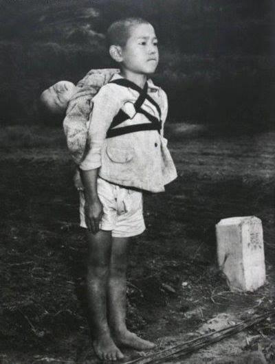 عکس غم انگیز از بازمانده بمب باران اتمی