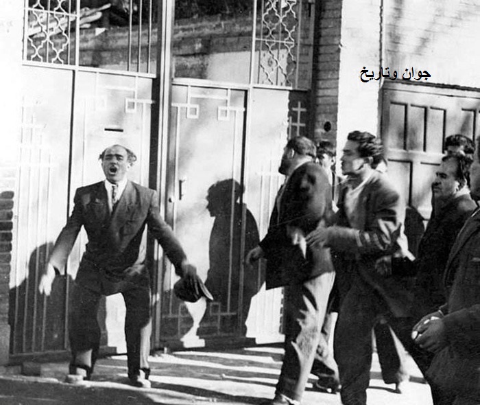 اوباش تهران مقابل خانه مصدق/عکس