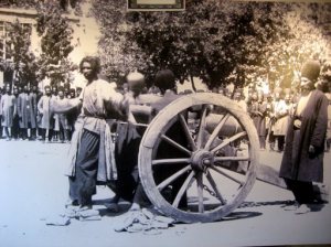 به توپ بستن مخالفان در زمان قاجار/عکس
