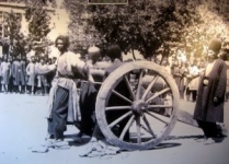 به توپ بستن مخالفان در زمان قاجار/عکس
