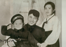 بنیانگذار کره‎شمالی و همسر و فرزندش/عکس