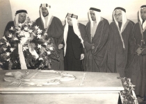 عکس/شاه عربستان در حال زیارت قبر شیطان بزرگ