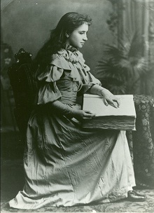 هلن کلر در حال خواندن خط بریل/عکس