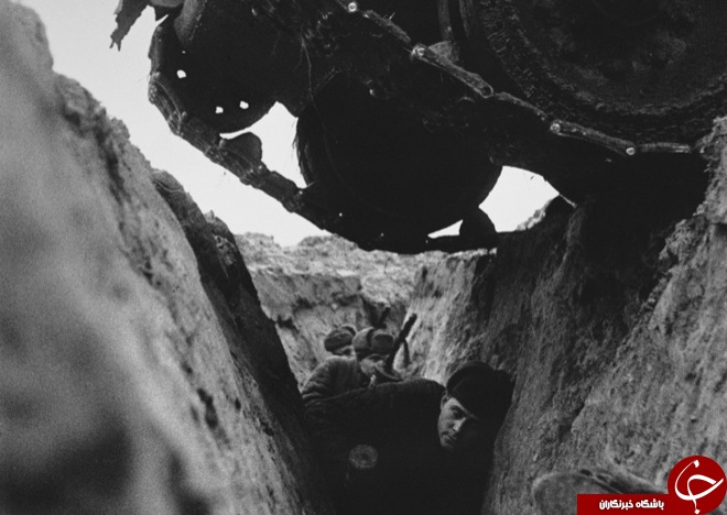عکس/ سرباز روسی زیر تانک!