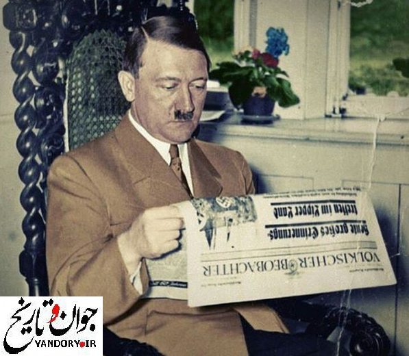 هیتلر در حال خواندن روزنامه/عکس