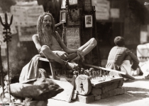 عکس/ نشستن مرتاض هندی روی میخ
