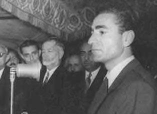 محمد رضا پهلوی قبل از کودتا در جمع سناتورها