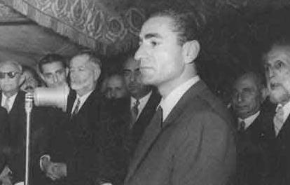 محمد رضا پهلوی قبل از کودتا در جمع سناتورها