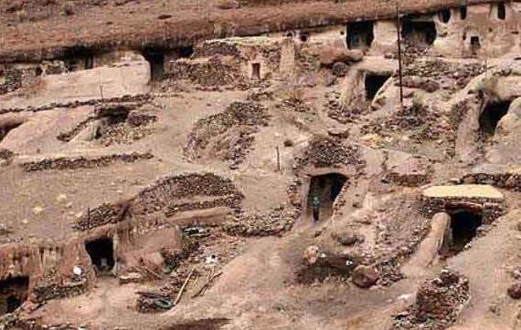 چرا ایرانیان باستان مردگان خود را در گورهای صخره ای، حفره ای، طاقچه ای  یا خمره ای دفن می کردند؟
