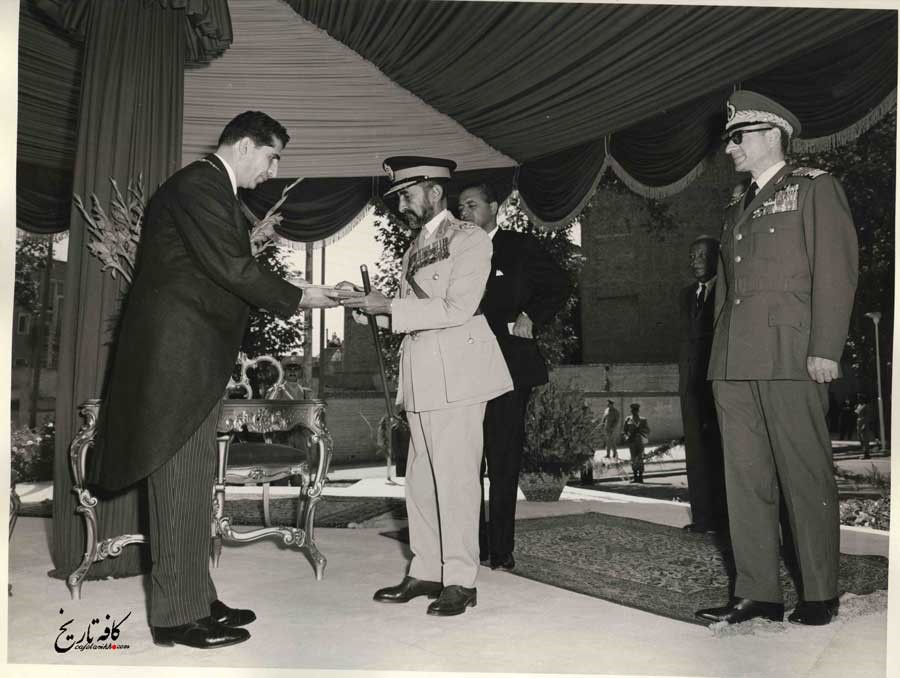 تصویری از سپردن کلید تهران به دیکتاتور آفریقایی