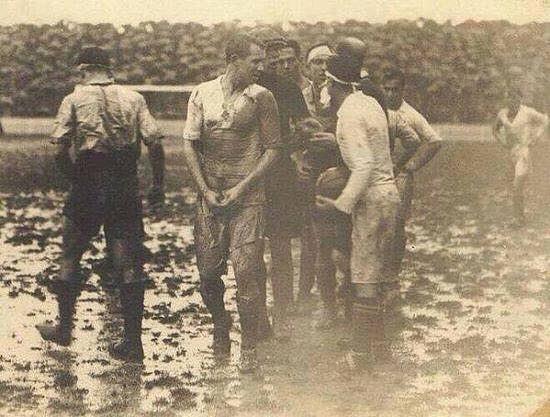 عکس بسیار قدیمی از اولین بازی لیگ اسپانیا بین تیم های رئال مادرید و بارسلونا در ۱۹۲۹