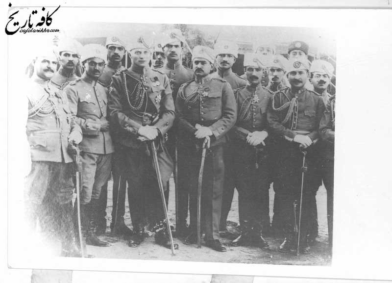 عکسی دیده نشده از کلنل  گلروپ  (رئیس  سوئدی  ژاندارمری  ایران ) به  اتفاق  جمعی  از صاحب  منصبان  و افسران  ایرانی  ژاندارمری