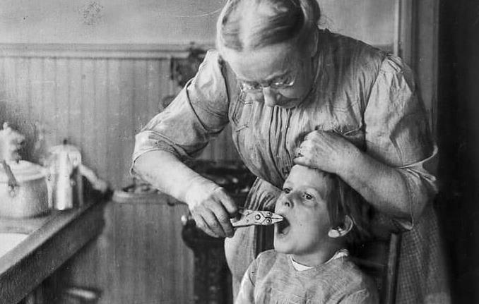 تصویری از دندانپزشک خانگی در آمریکا؛ ۱۹۲۰