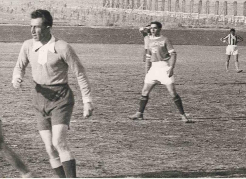 تصویری از محمدرضا پهلوی در حال فوتبال بازی کردن