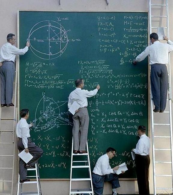 عکسی از دانشمندان ناسا در حال حل معادلات پیچیده فیزیک