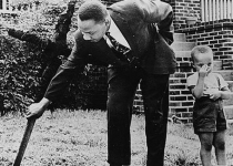 مارتین لوترکینگ همراه فرزندش/عکس